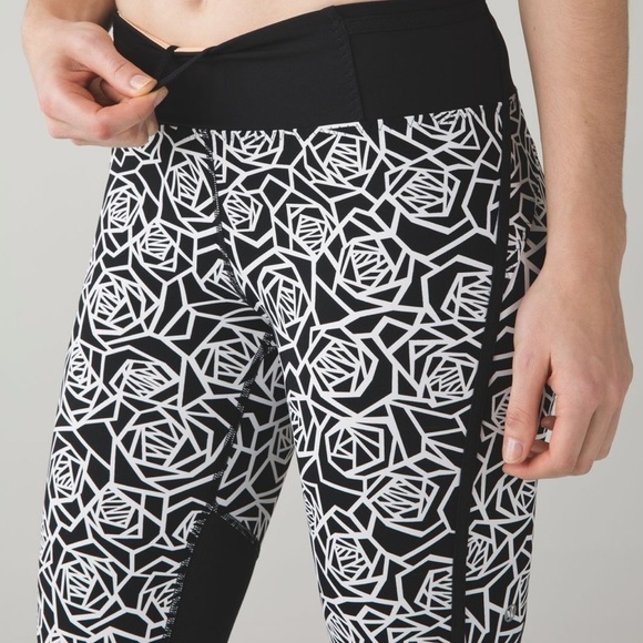 Lululemon real quick crop full on luxtreme posey 6 black white - Picture 1 of 15